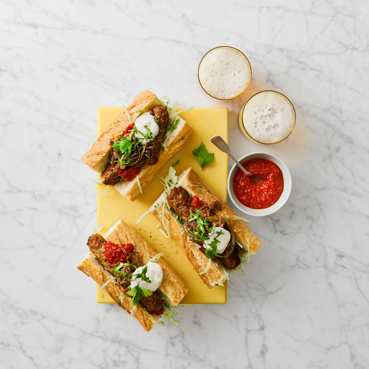 Baguette med cevapcici och karamelliserad lök