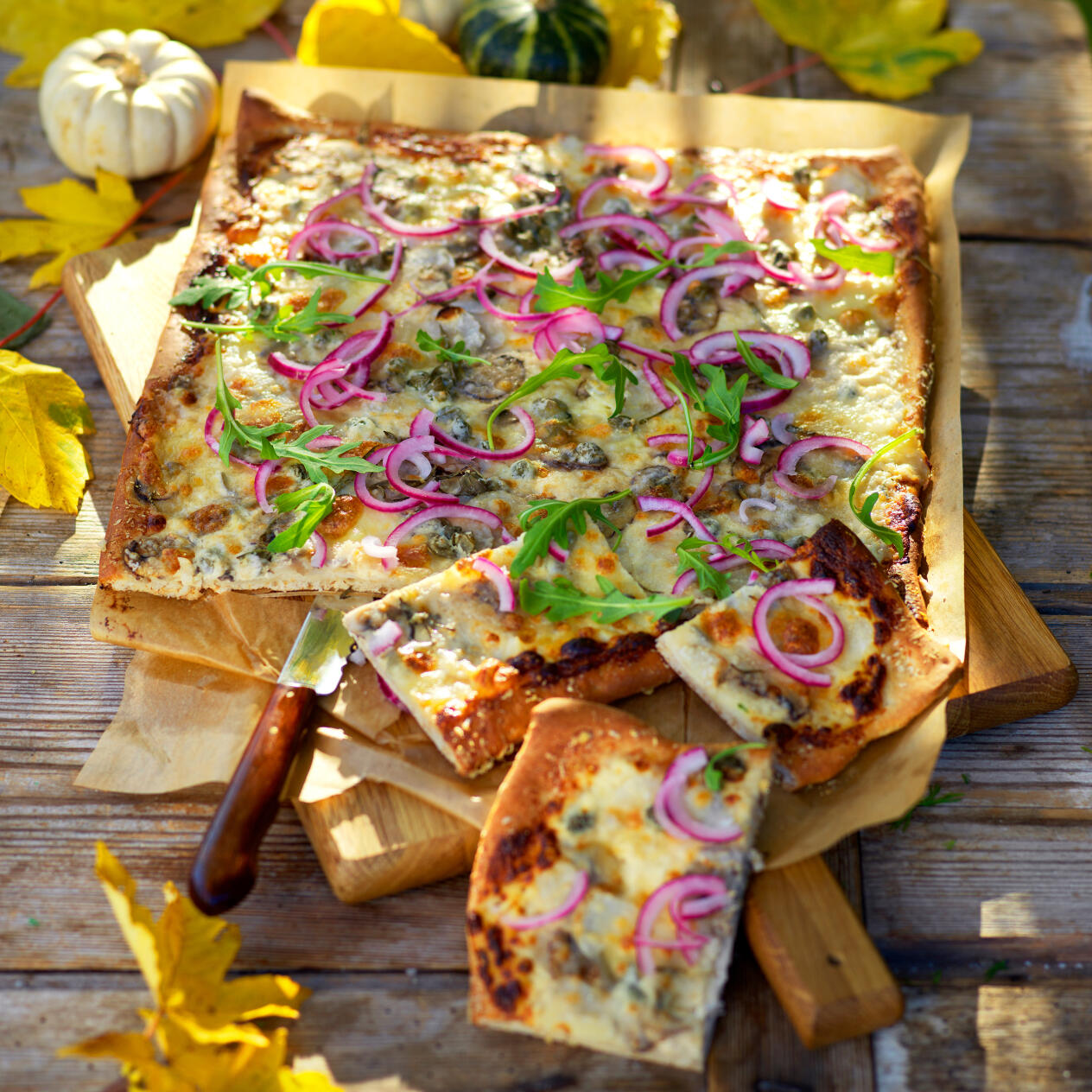 Pizza med svamp, jordärtskockor och parmesan