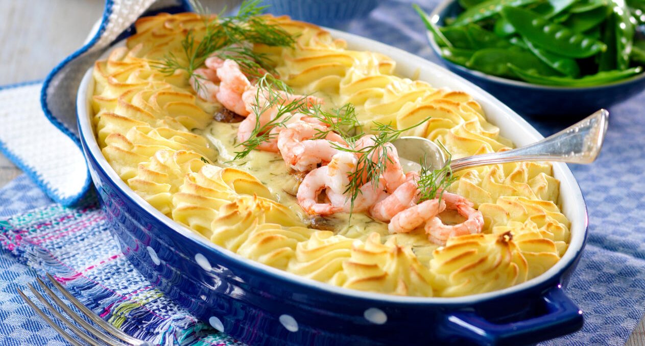 Festlig fiskgratäng med räksås och champinjoner