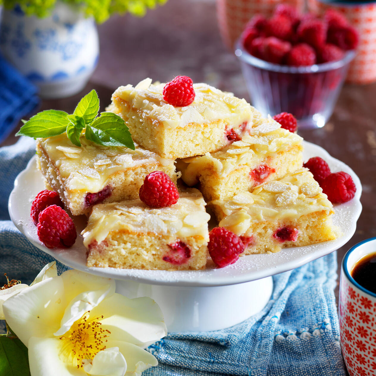 Hallonrutor med vit choklad