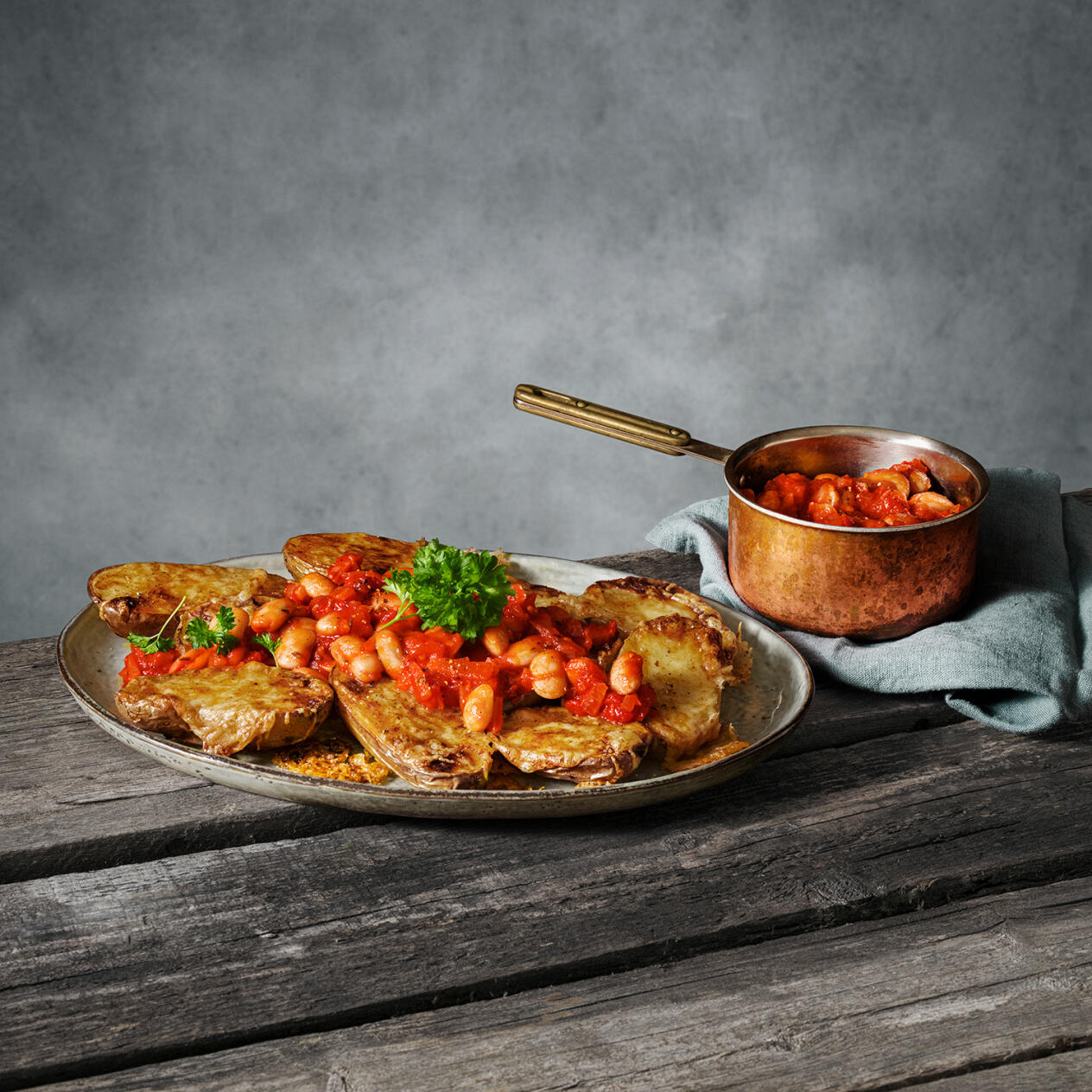 Ostgratinerad potatis med varm bönsalsa