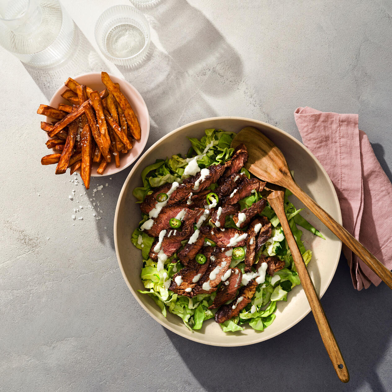 Grillad entrecôte på grön kålsalladsbädd