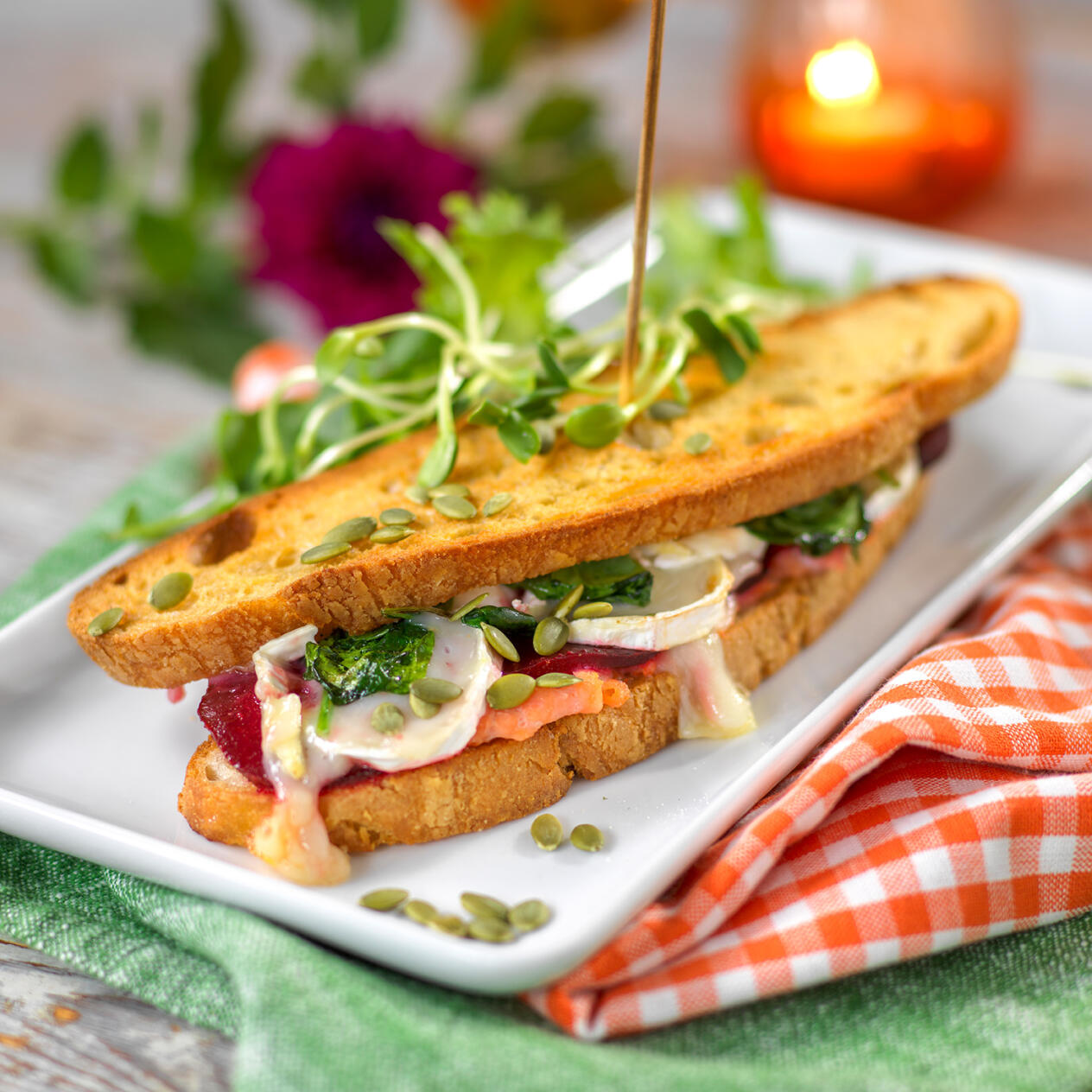 Dubbelmacka med rödbetor, getost och lax.