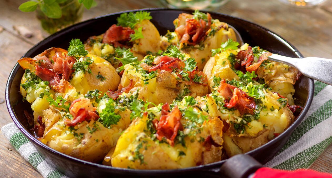 Krossad potatis med örtsmör och bacon