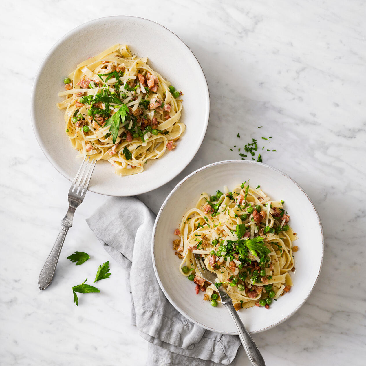 Pasta med bacon, ärtor, parmesan och brödsmulor