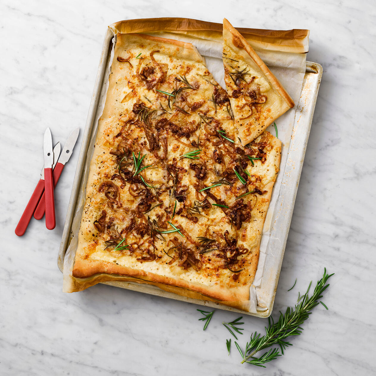 Pizza med västerbottensost, stekt lök och rosmarin