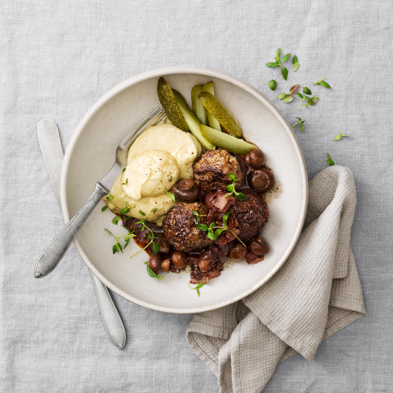 Stora köttbullar i rödvinssås med bacon och svamp