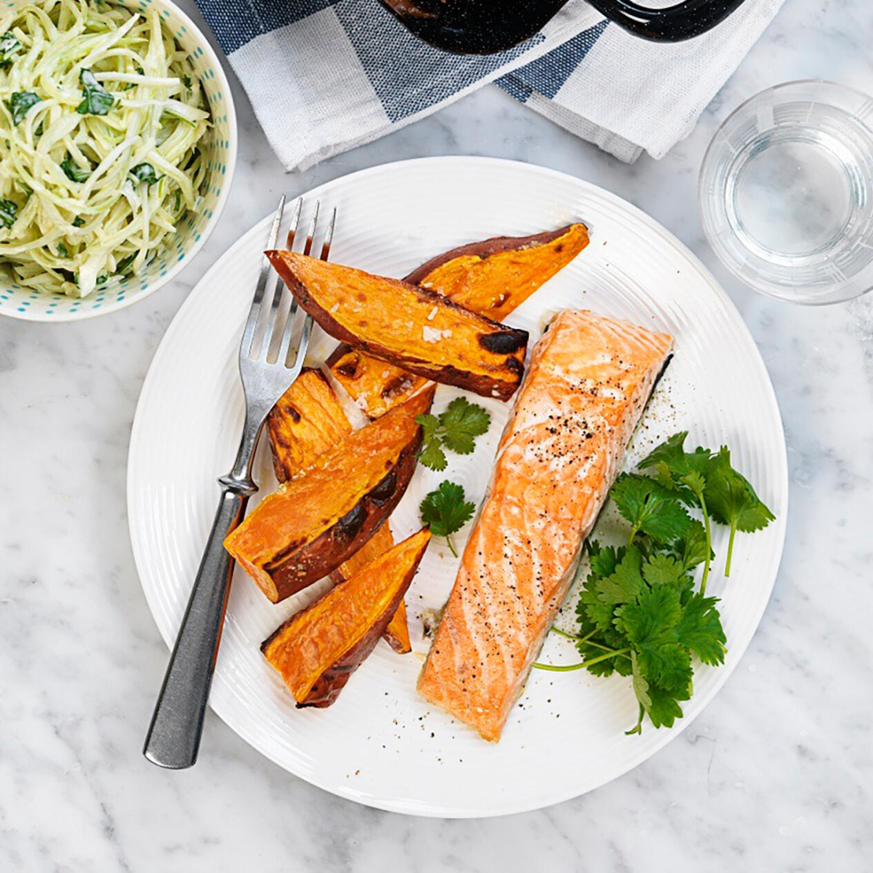 Lax med rostad sötpotatis och en asiatisk coleslaw