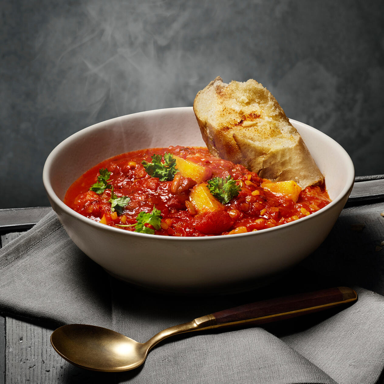 Linsgulasch med vitlöksbröd