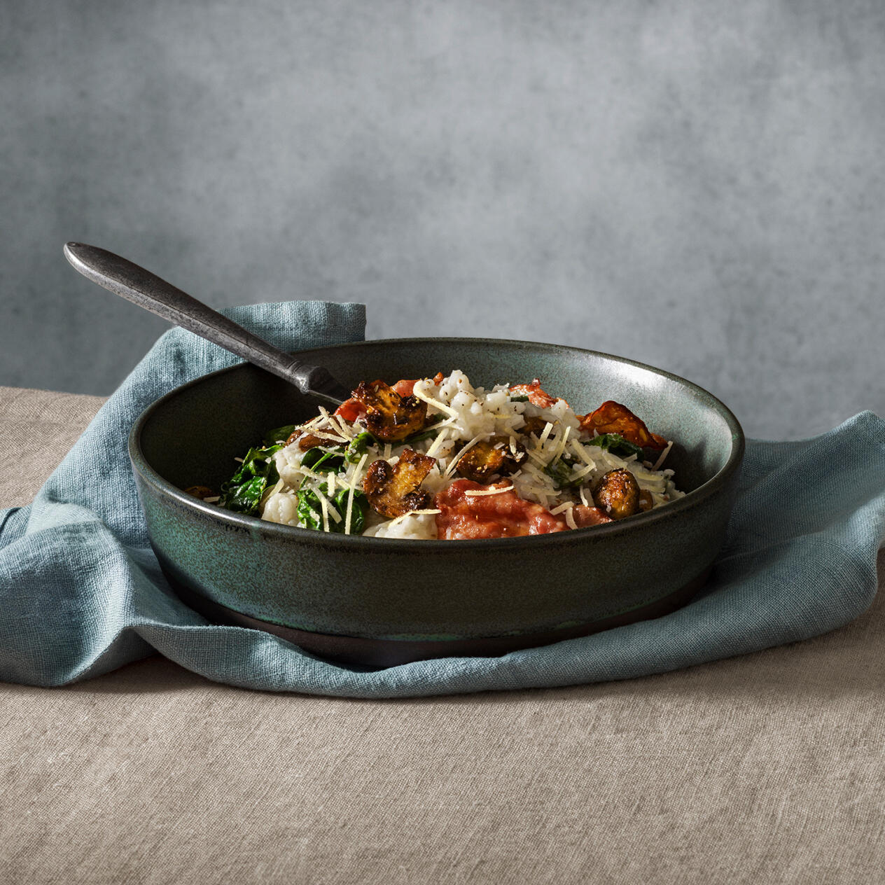 Krämig risotto med champinjoner, spenat och rökt skinka