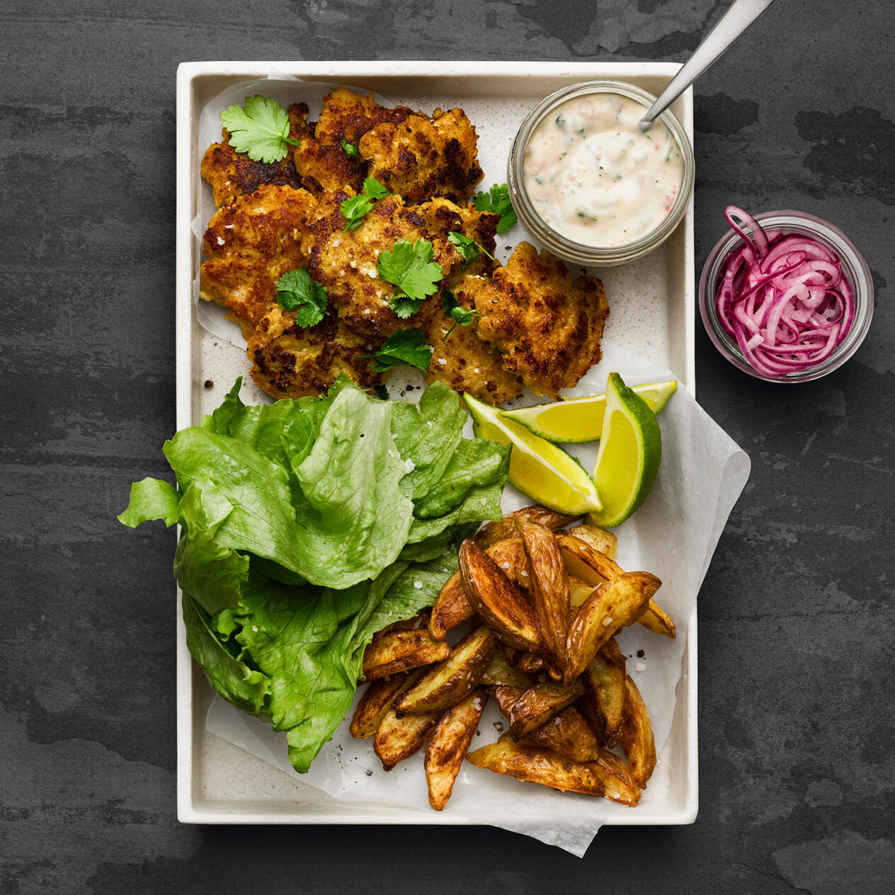 Fiskbiffar med curry och svalkande örtyoghurt