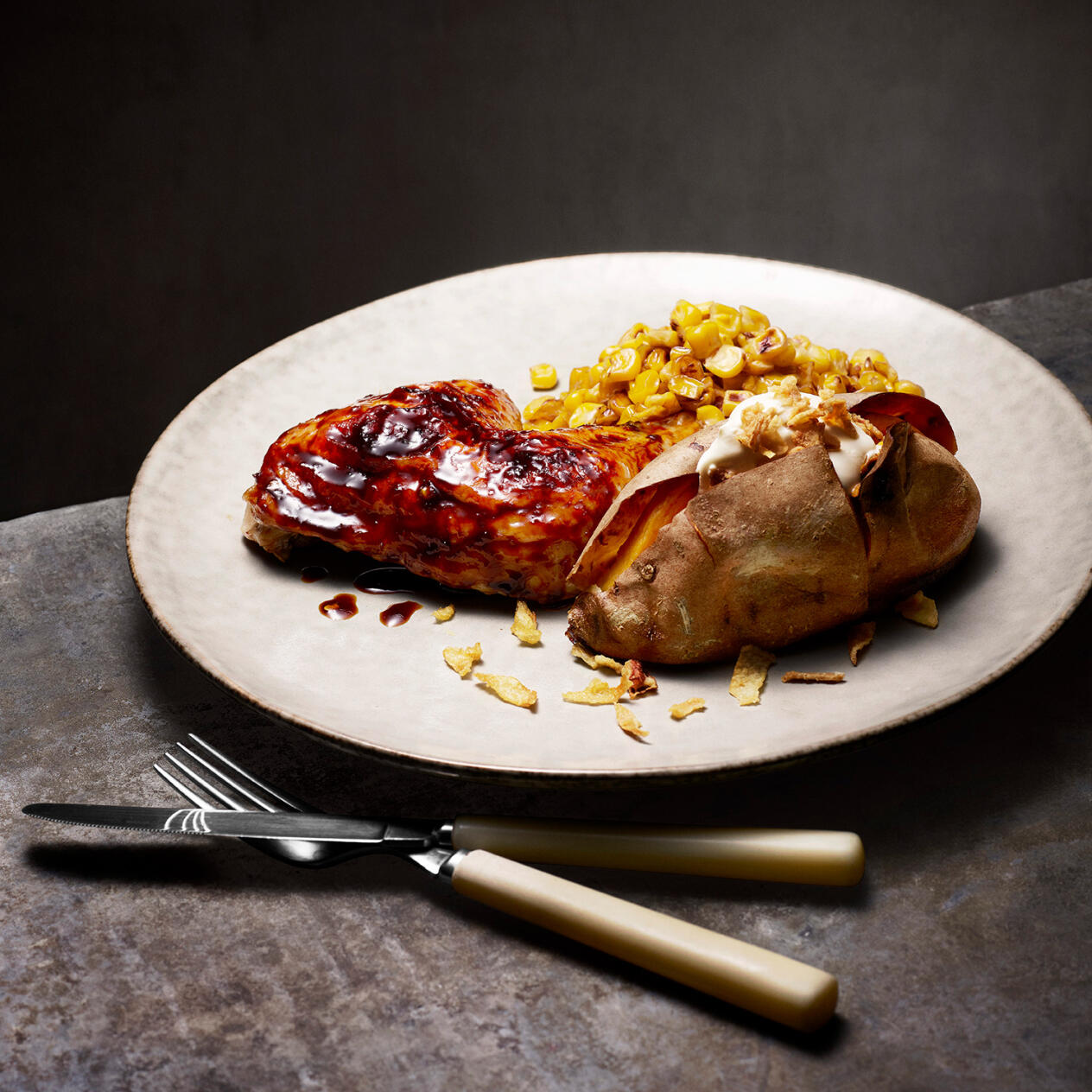 Chilikycklingklubbor med bakad sötpotatis