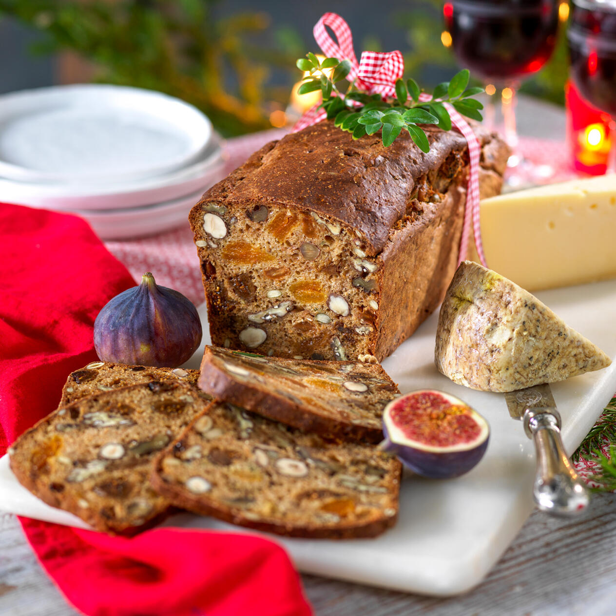 Juligt filmjölksbröd med frukt och nötter