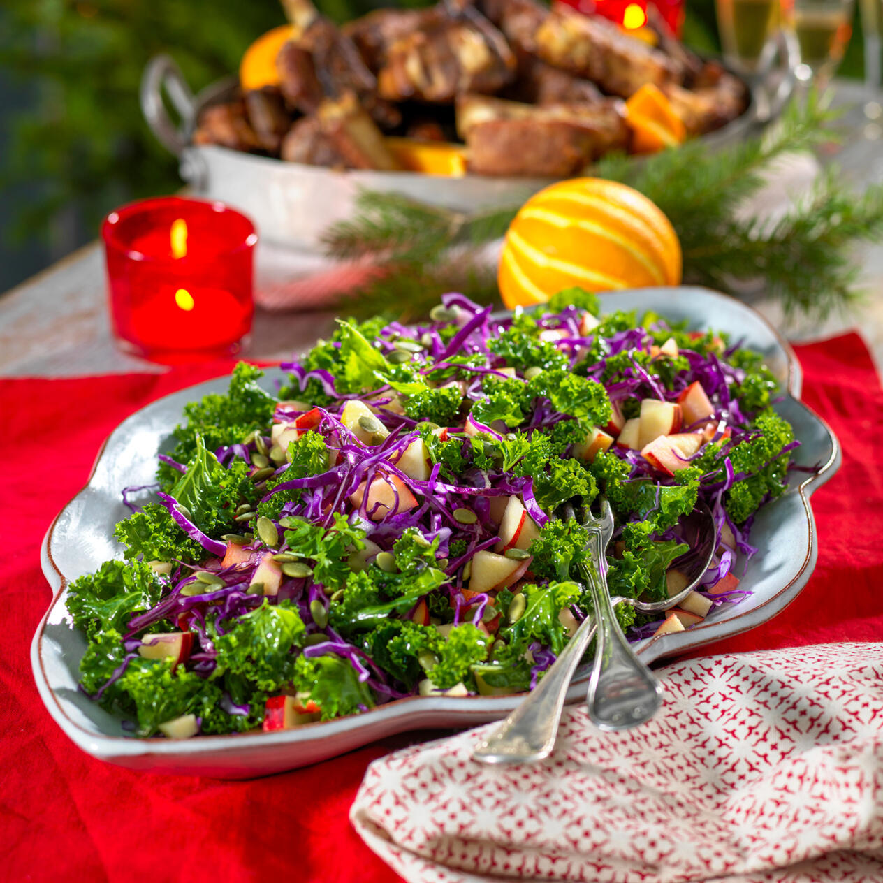 Rödkålssallad med grönkål och äpplen