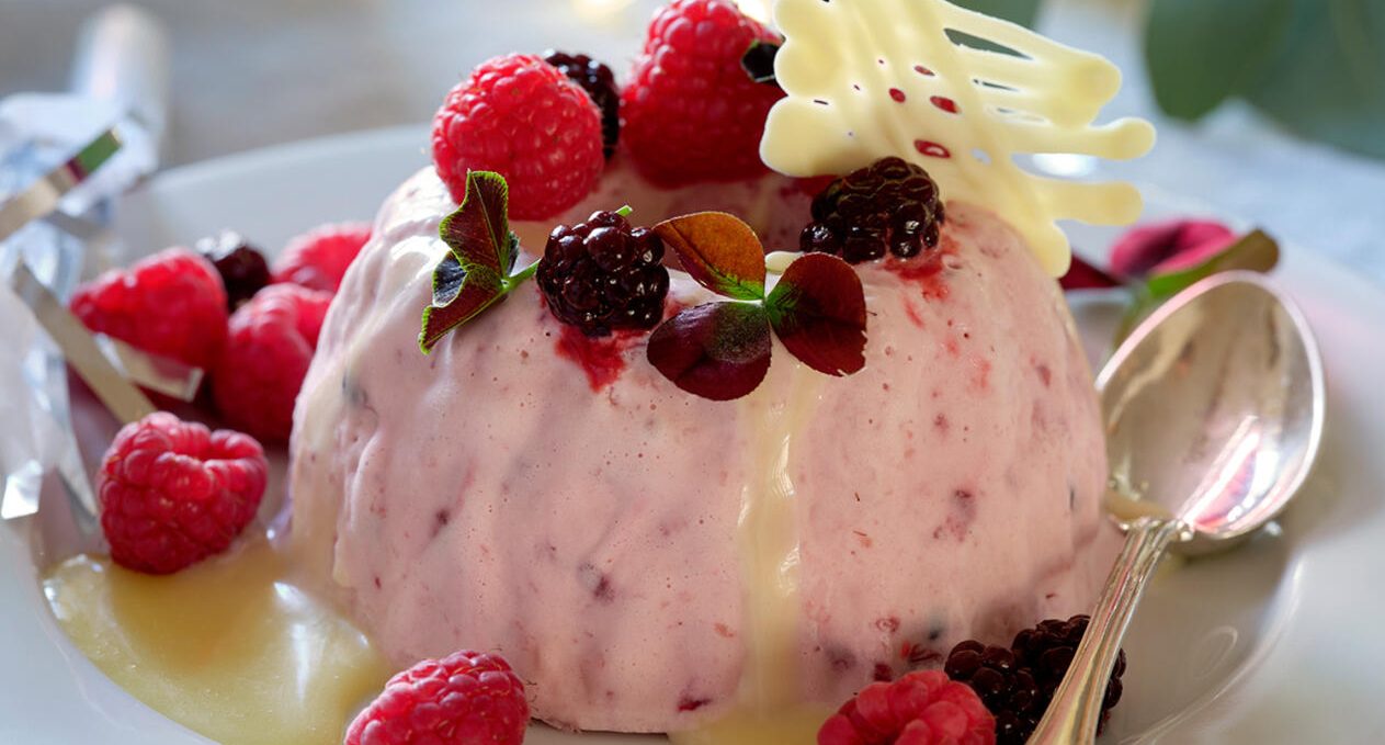 Parfait med skogens bär och vit choklad