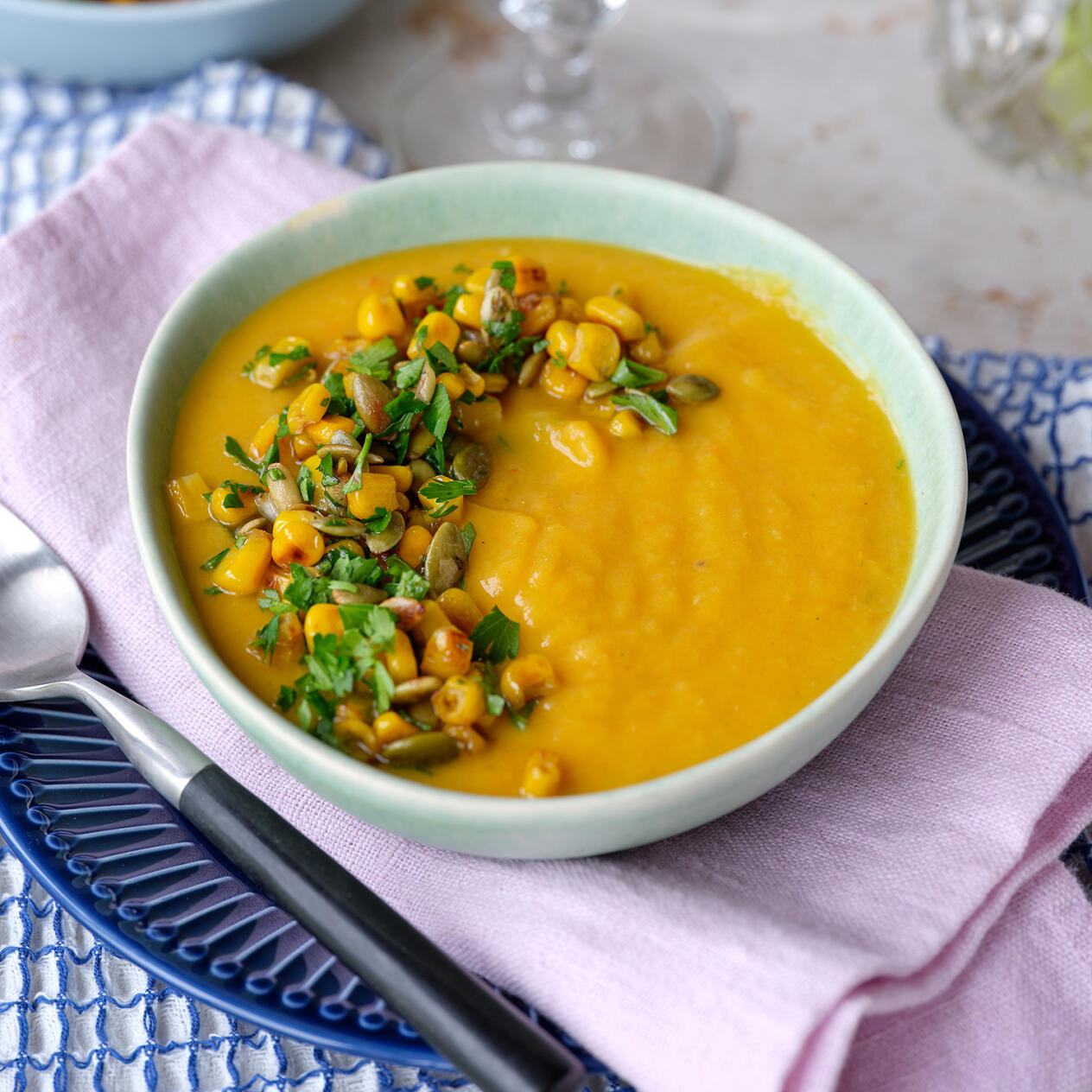 Sötpotatissoppa med majs- och pumpa­topping