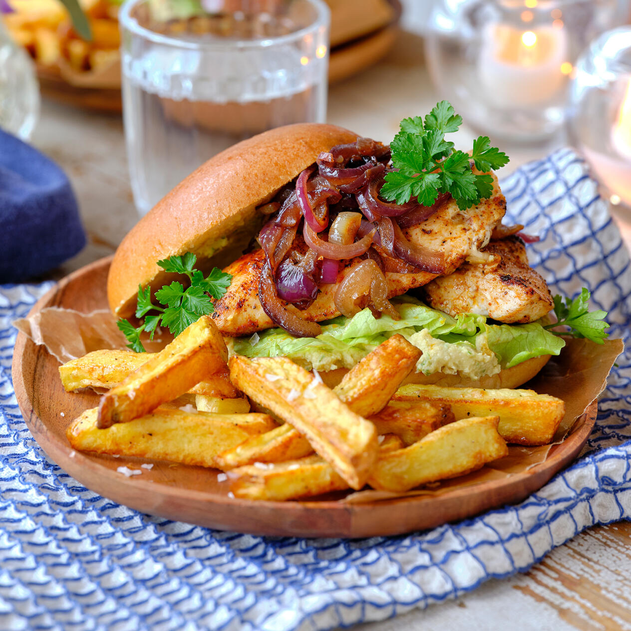 Kycklingburgare med hemgjorda pommes