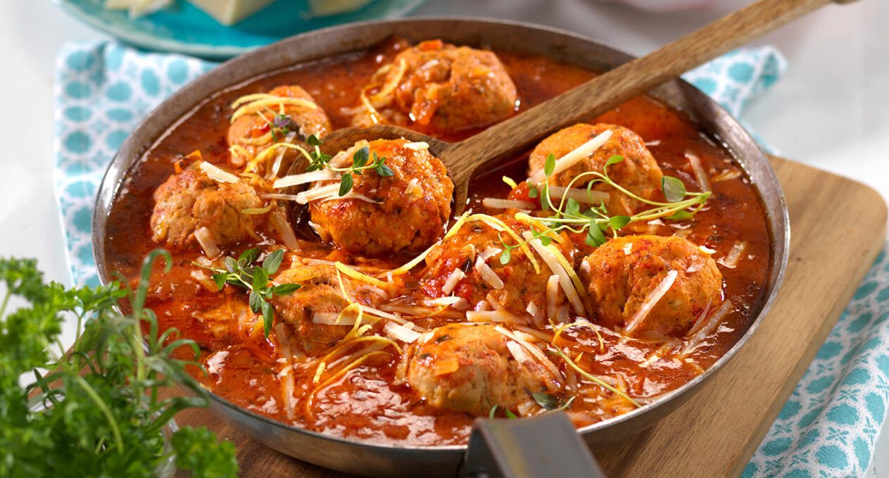 Kycklingfrikadeller i mustig tomatsås