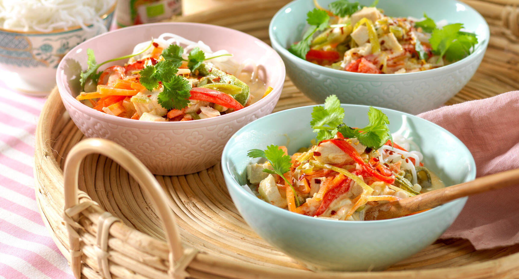 Kycklinglaksa med nudlar i krämig kokosmjölk