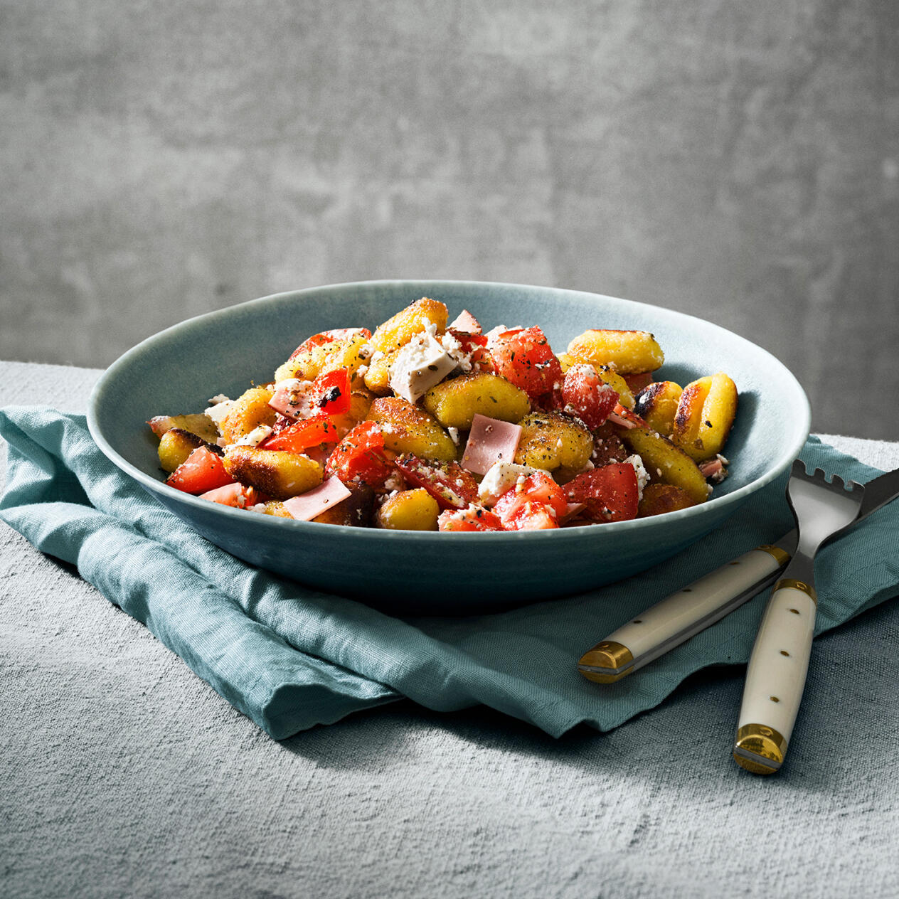 Vitlöksstekt ­gnocchi med ­skinka och fetaost