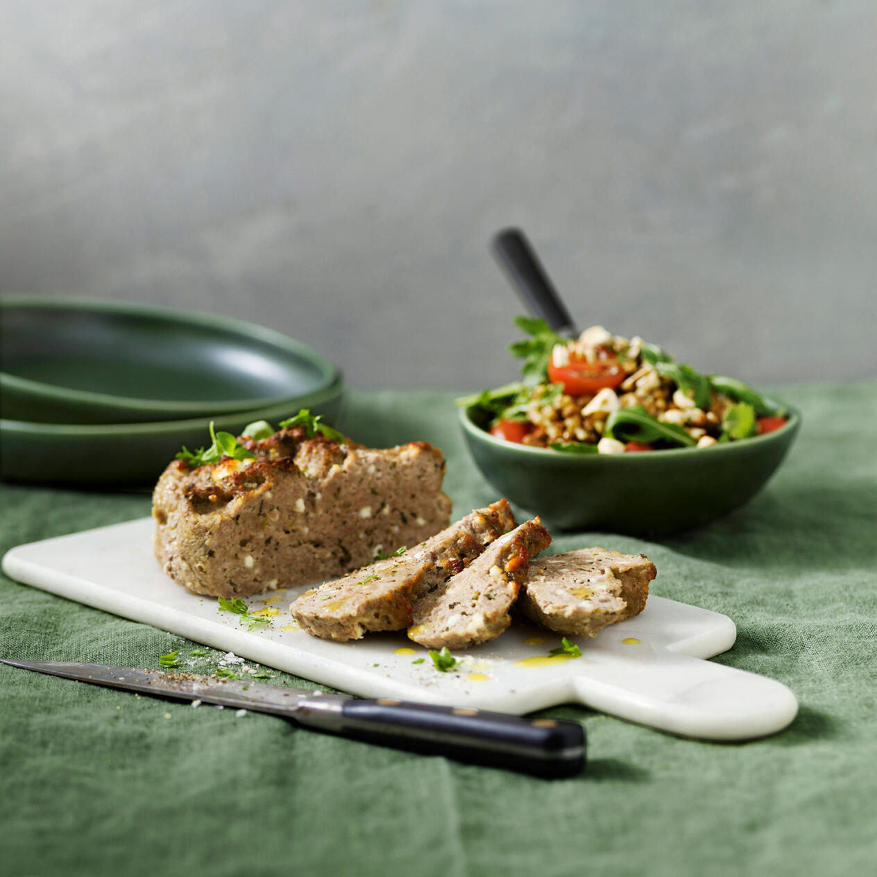 Lammfärslimpa med lins- och hasselnötssallad