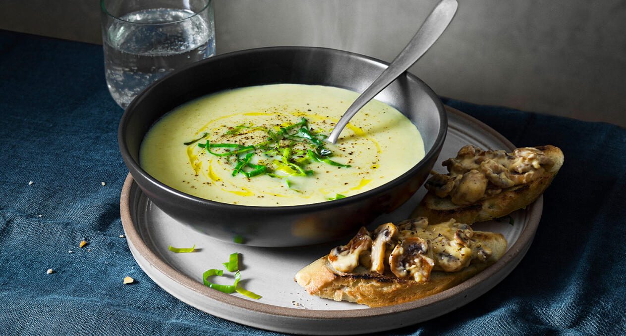 Potatis- och blomkålssoppa med svampmacka