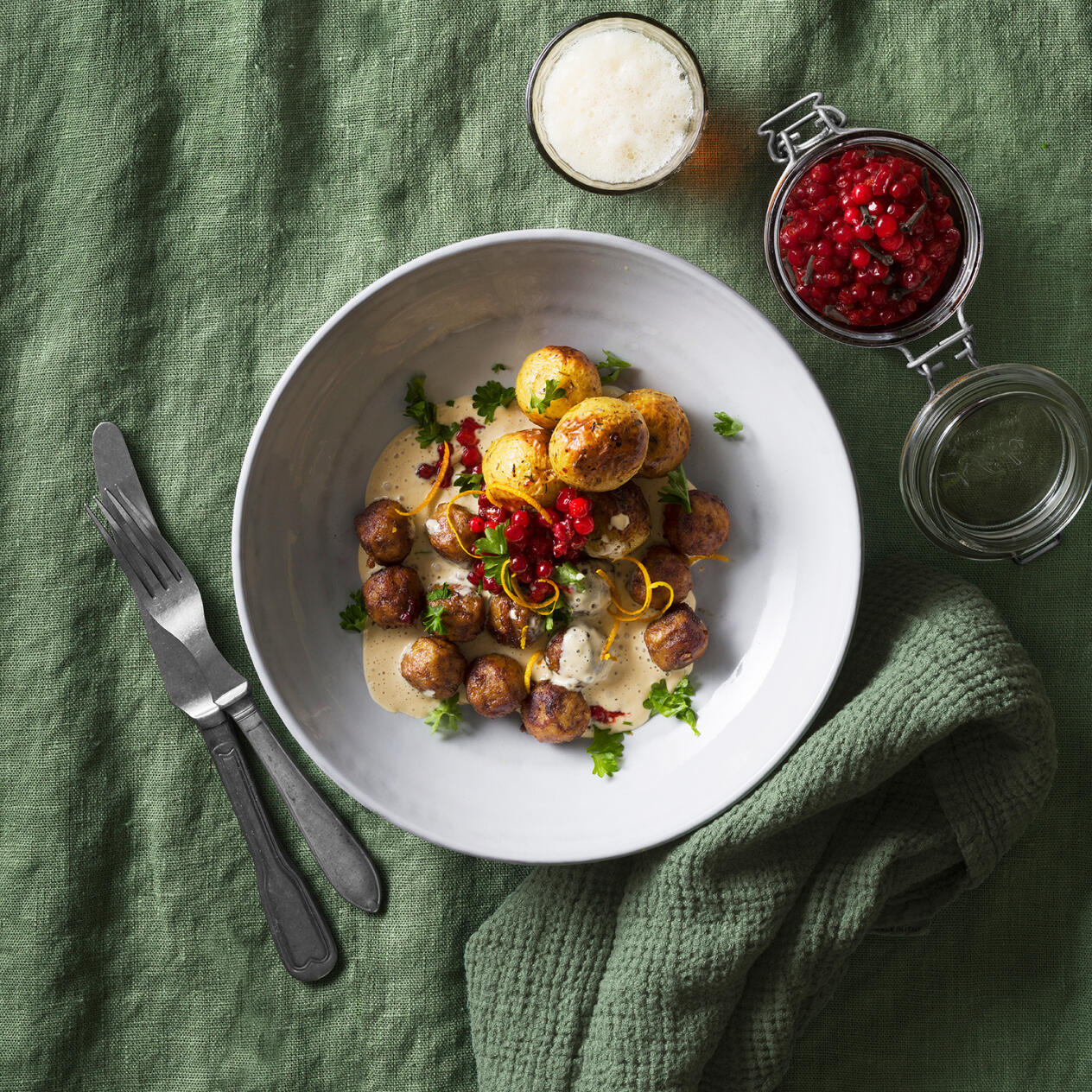 Köttbullar med rostad potatis och kryddiga lingon