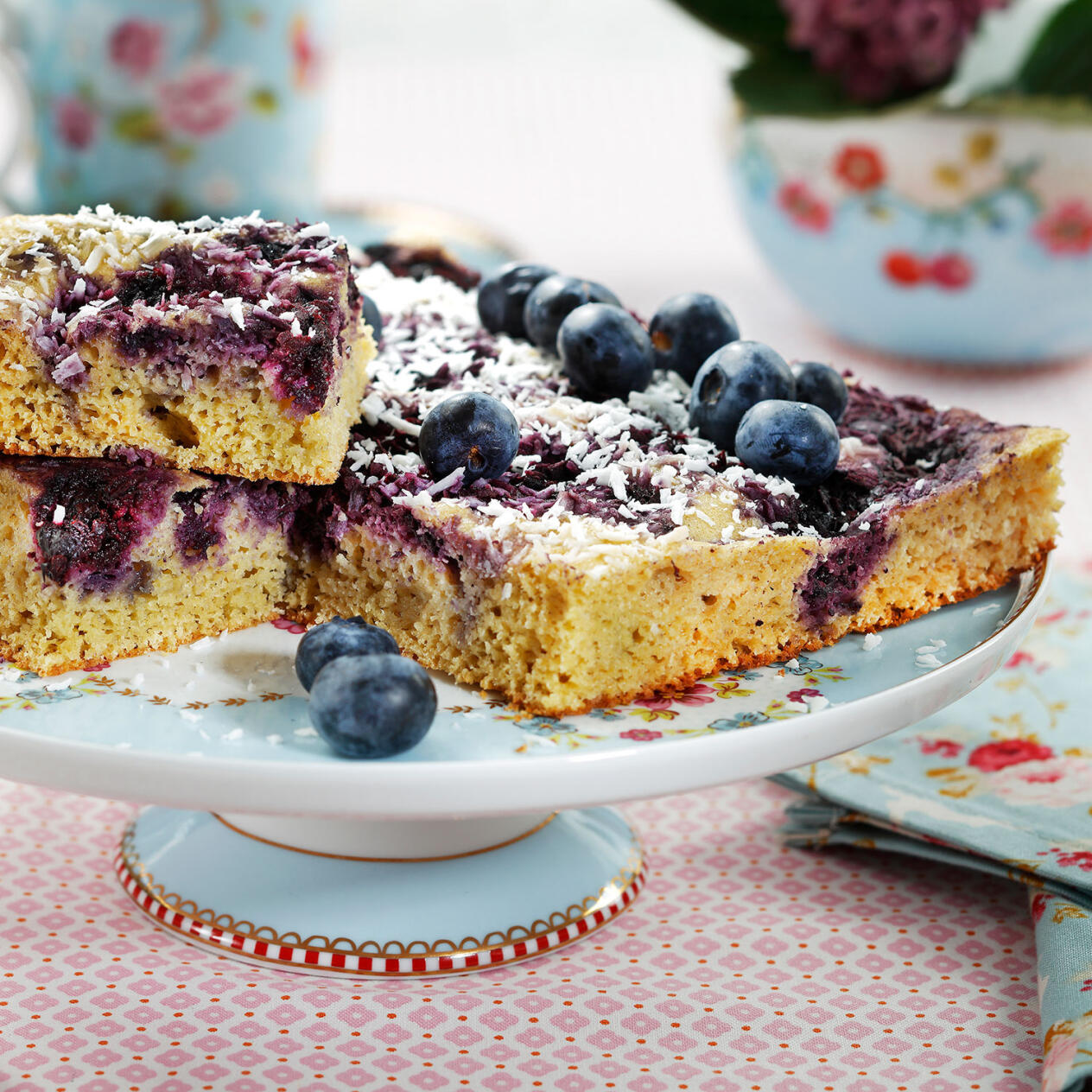 Blåbärsrutor med kokostäcke