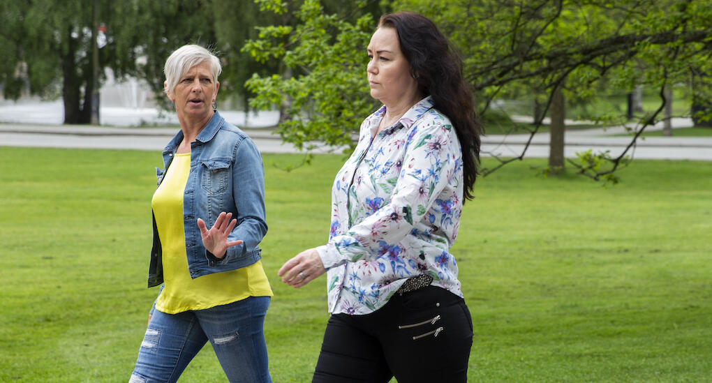 När tempot ökar smäller Jessikas hälar allt hårdare i marken. Rörelsecoachen Ulla uppmanar henne att sakta ner för att skona höfterna. Foto: Karin Wildheim