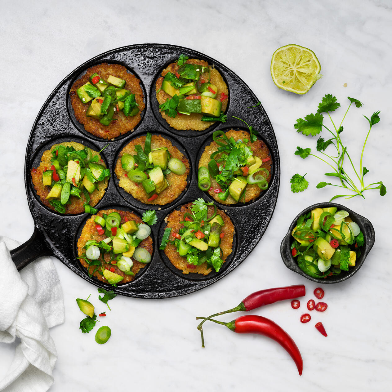 Asiatiska potatisplättar med  avokadotopping