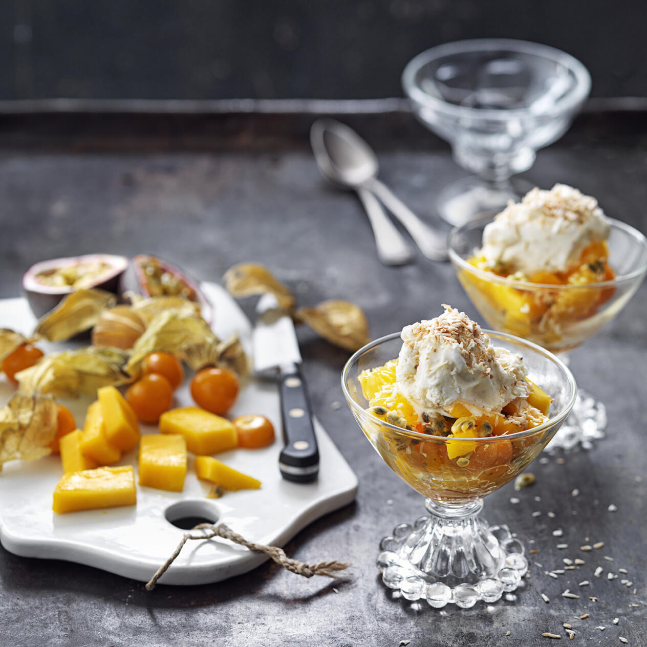 Fruktsallad med rostad kokosglass