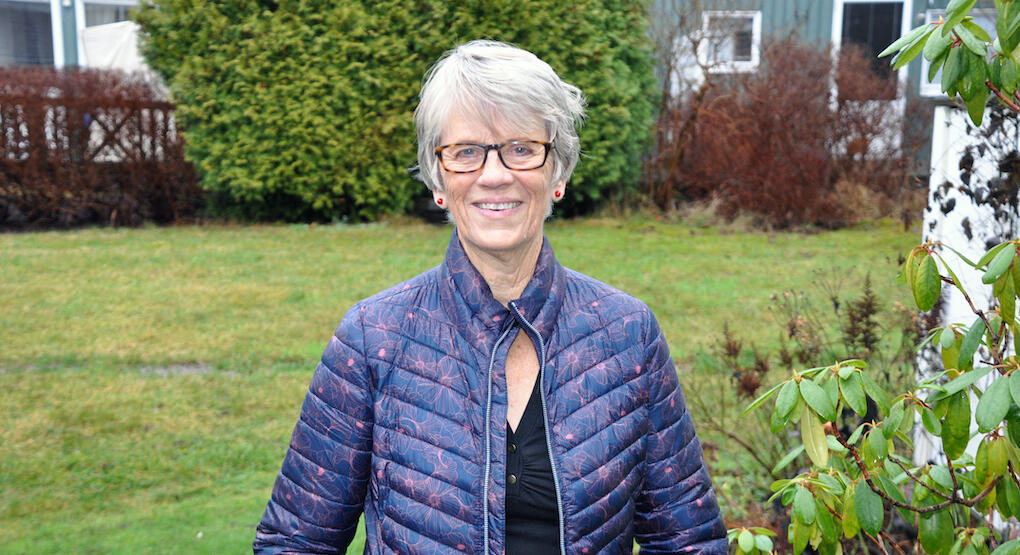 Monica Magnusson lämnades ensam när hennes man Lasse dog av sepsis. Hon valde att lära sig leva ensam istället för att flytta närmare barnen. Foto: Per-Ola Ohlsson