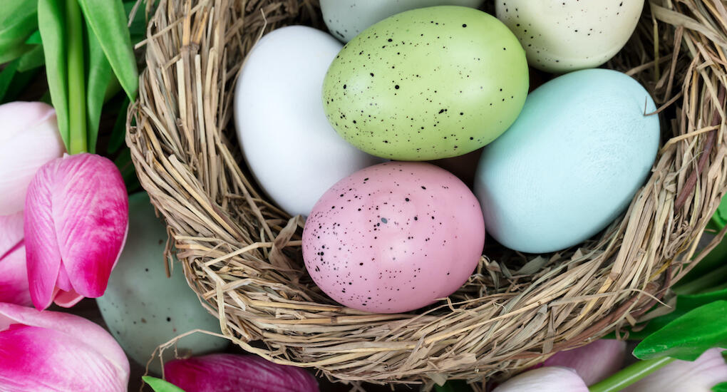 Blås ur dina ägg innan du målar dem så kan du använda dem igen nästa påsk! Foto: Getty Images