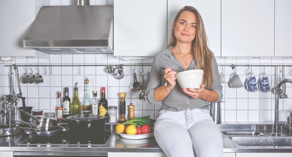 Sofia har rest i 50 länder och det sätter spår i hennes kokbok. Foto: Frida Wismar