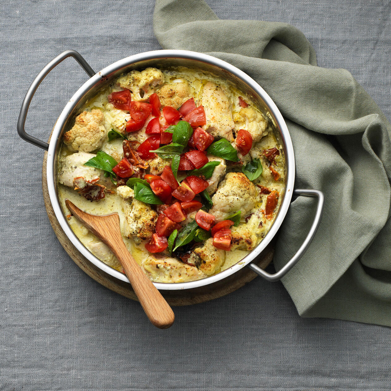 Ugnskyckling  med pesto och soltorkade tomater