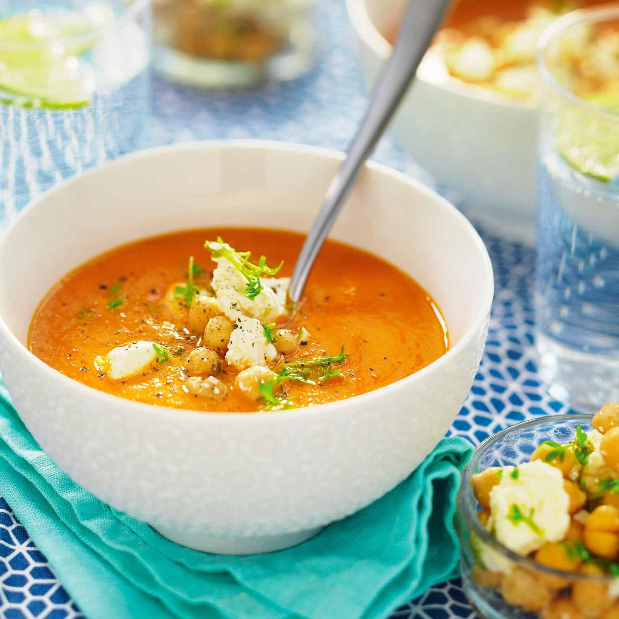 Tomat- och morotssoppa med kikärtor och getost