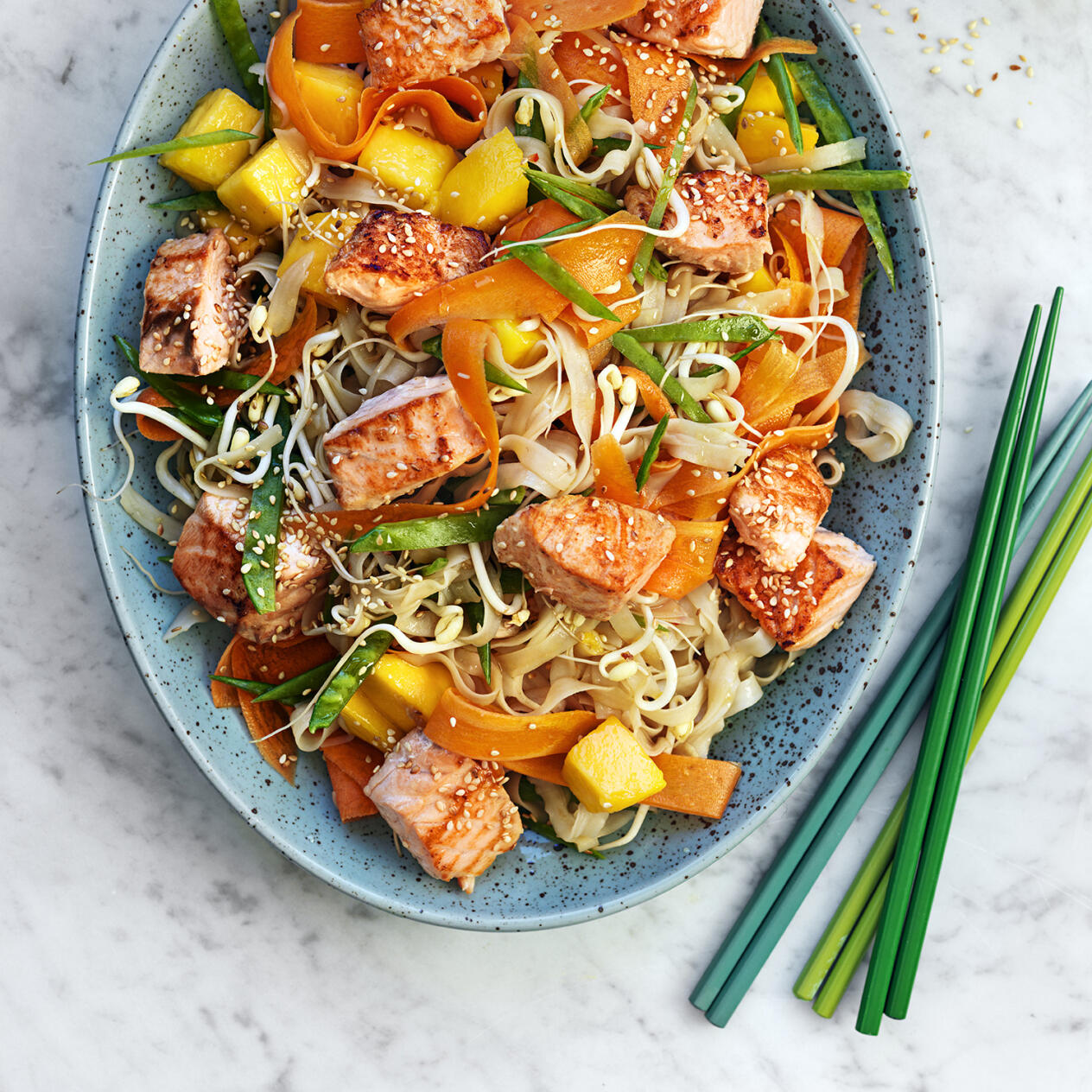 Risnudelsallad med stekt lax