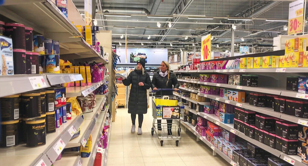 Michelle och mamma Eva Nilsson hjälper personer i riskgrupper med inköpen. Foto: SVT