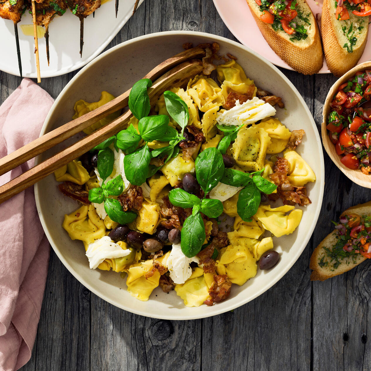 Pastasallad med fylld pasta och basilika