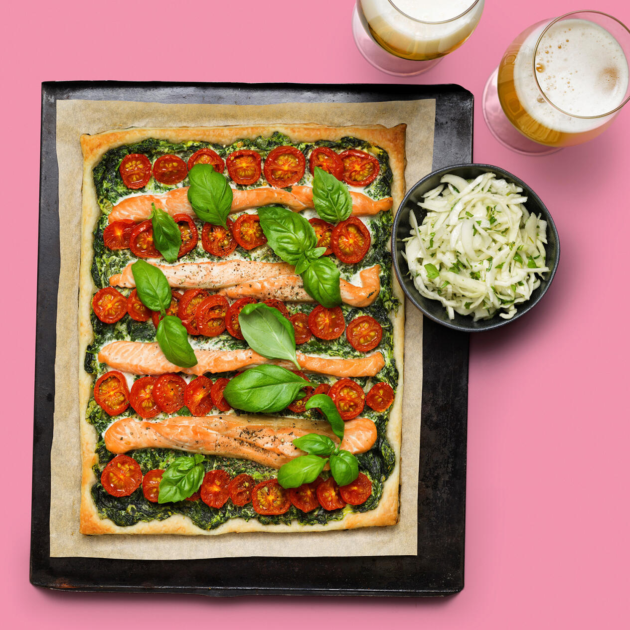 Smördegspizza med lax & spenat