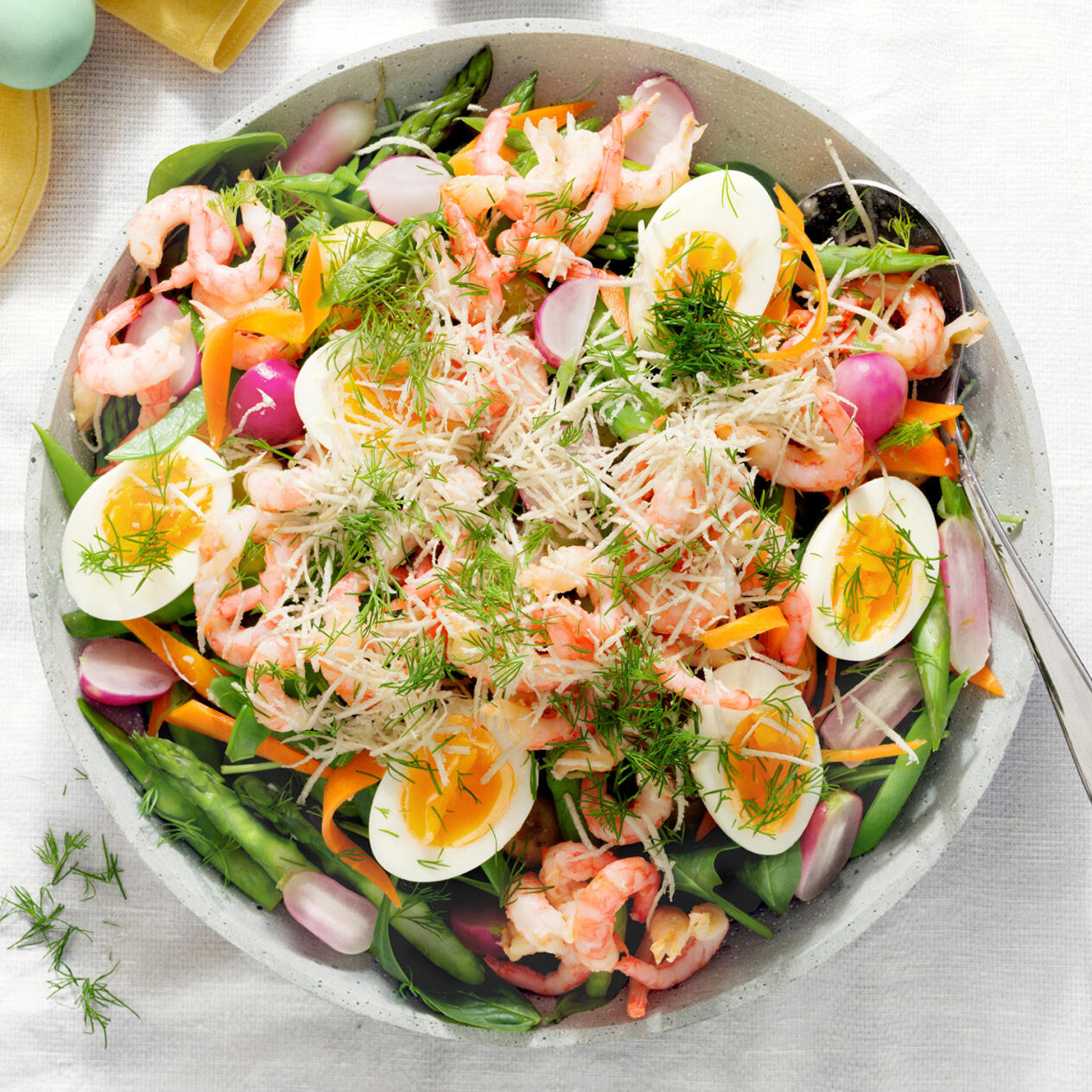 Räksallad med ägg, primörer och pepparrotsdressing