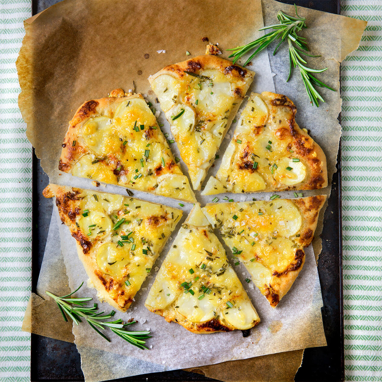 Pizza bianca med färskpotatis och rosmarin