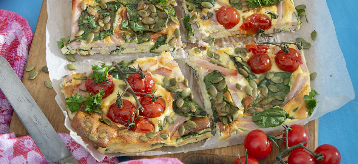 Ugnsomelett med kassler och tomat