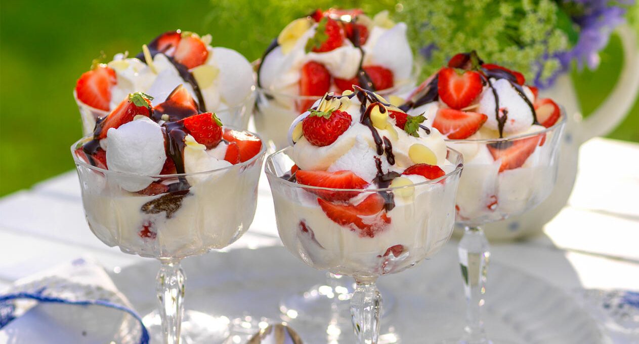 Marängsviss med jordgubbar