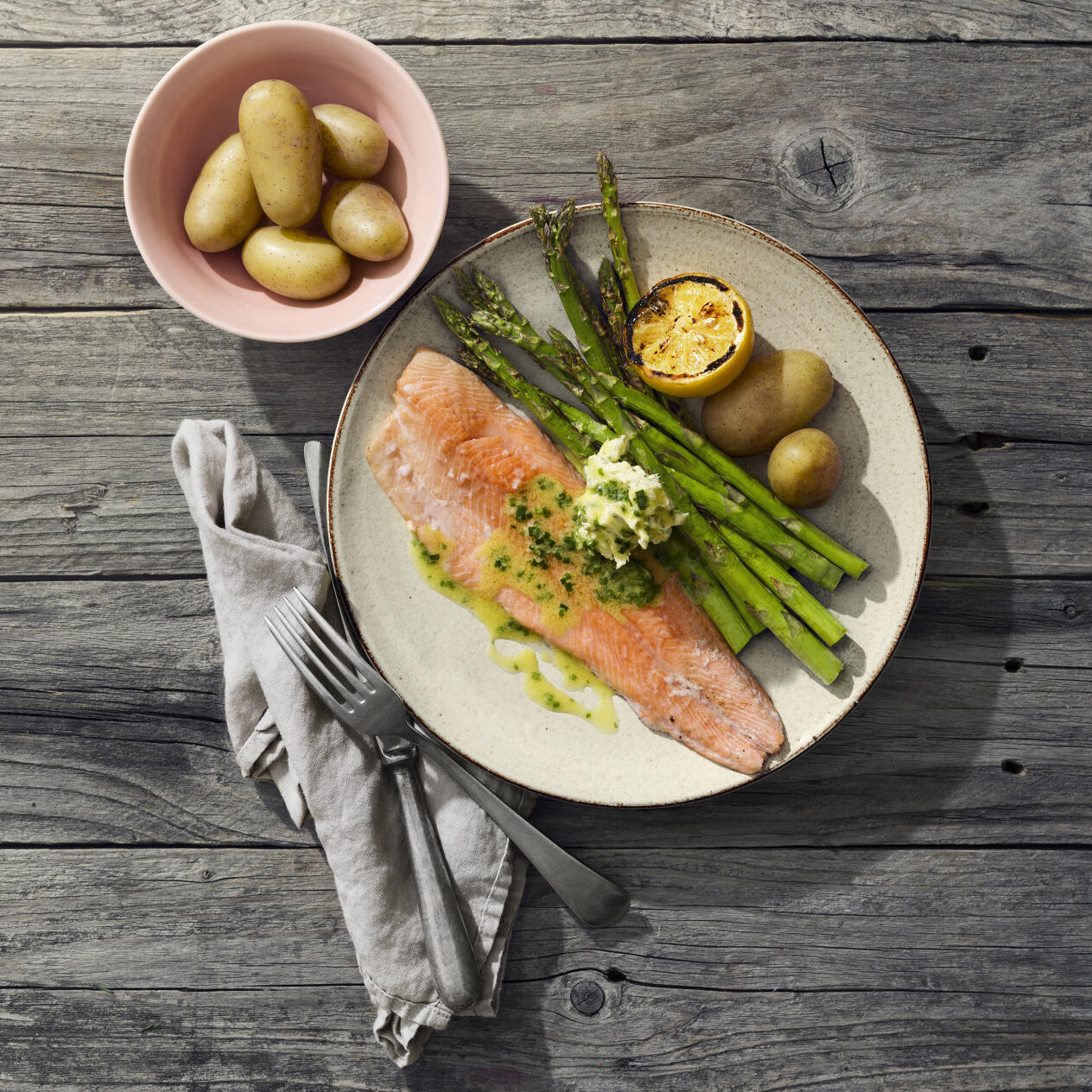 Grillad röding med gräslökssmör och sparris