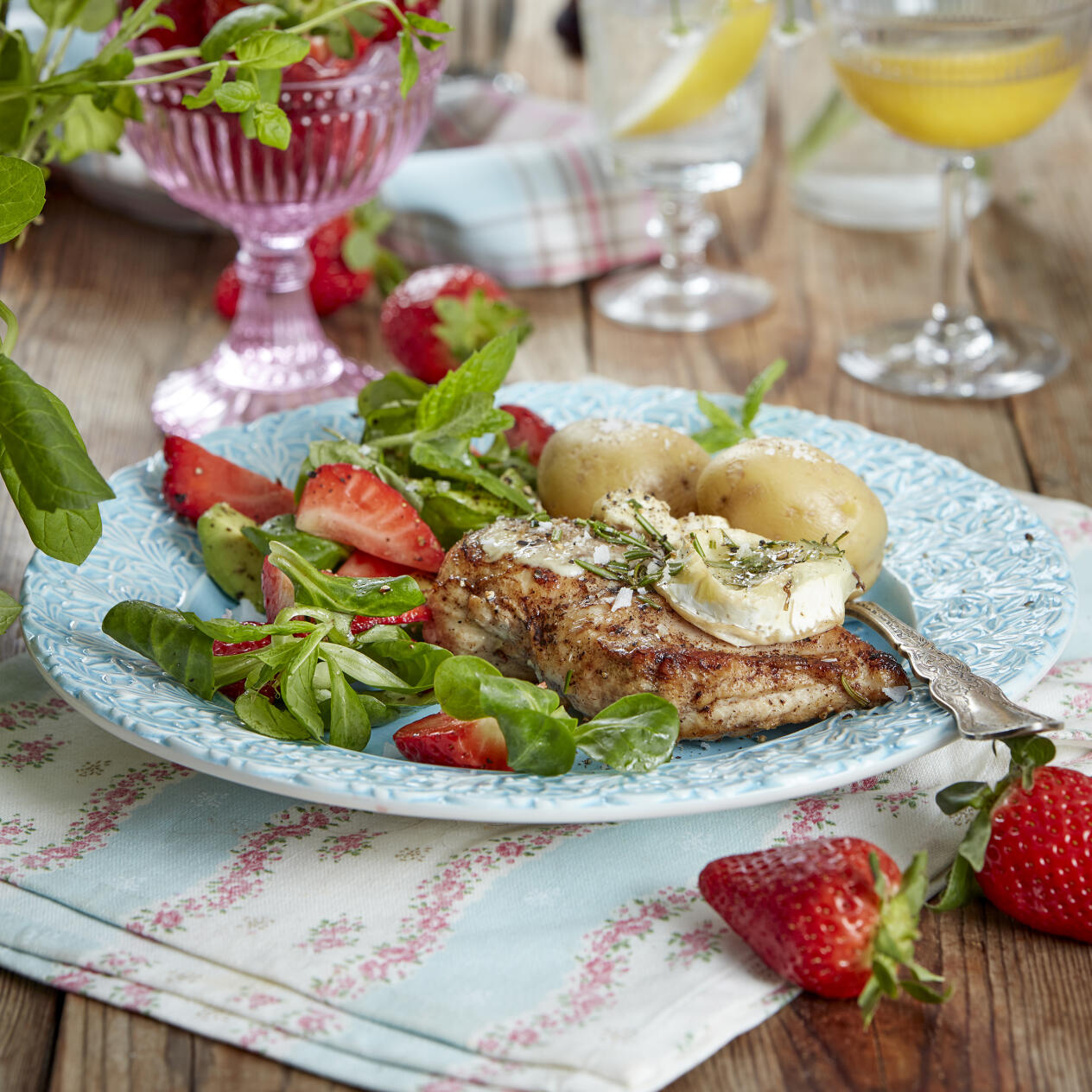 Sommarsallad med getostgratinerad kycklingfilé