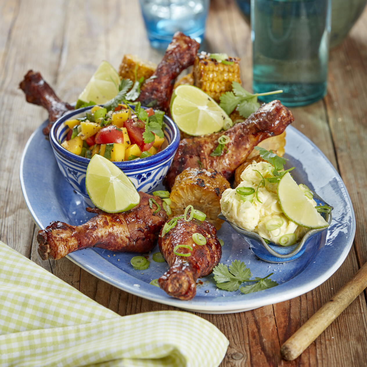 Grillade kycklingben med mangosalsa och limesmör