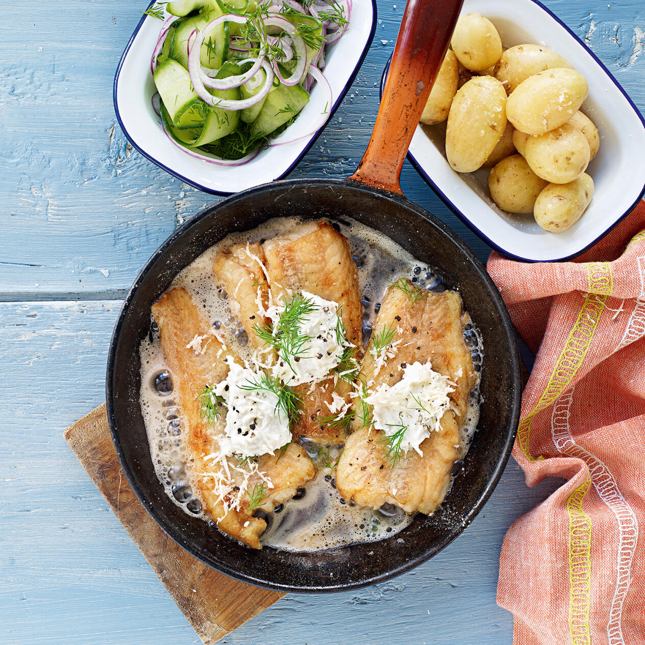 Smörstekt torsk med syrlig gurksallad och pepparrotssås
