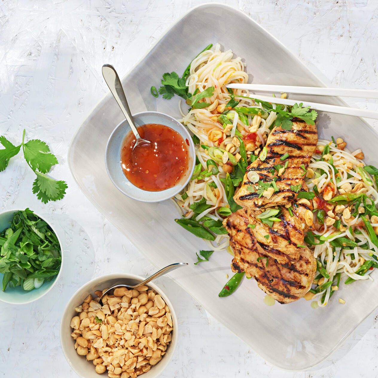 Grillad kycklingfilé och nudelsallad med apelsin och jordnötter