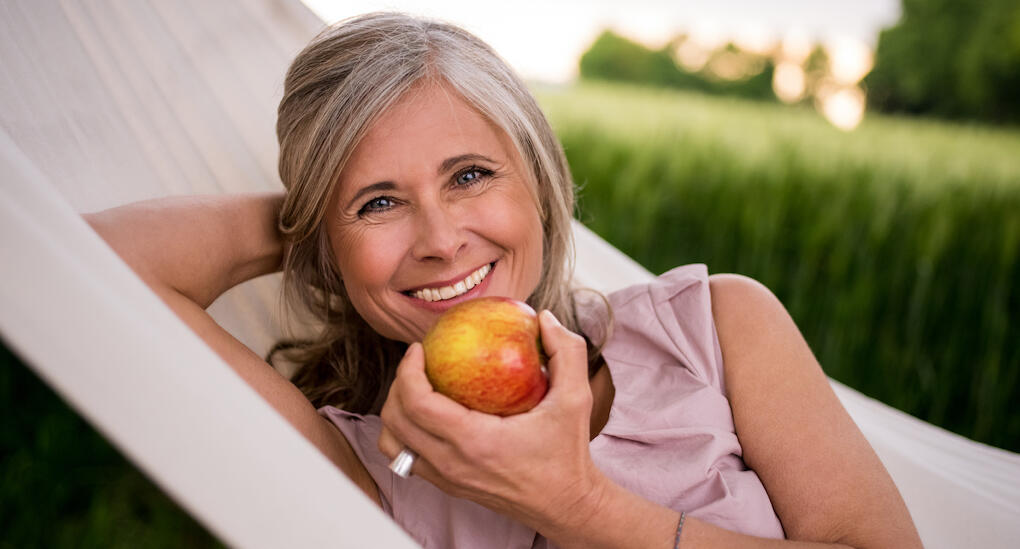 En stunds vila i hängmattan och en näringsrik frukt till mellanmål är inte bara härligt och gott – det kan också göra underverk för ditt immunförsvar. Foto: Getty Images